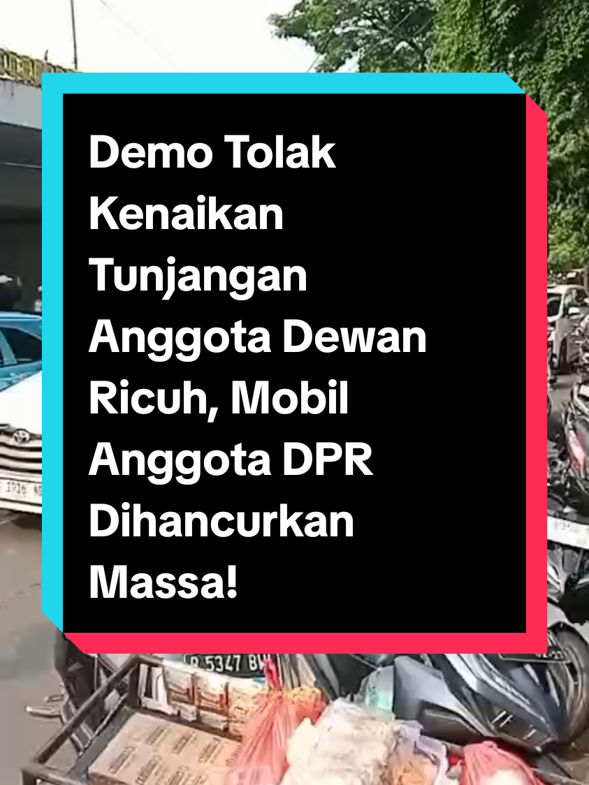 Demo masyarakat menentang kenaikan tunjangan anggota DPR berlangsung ricuh pada Selasa (25/8/2025). Tampak massa menghancurkan kaca jendela mobil yang diduga milik anggota DPR. #demoricuh #demodpr #demotolakkenaikan #tunjangandpr 