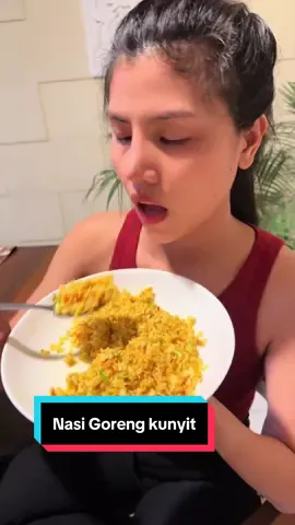 Nasi goreng kunyit, menu sederhana yang dulu sering jadi penyelamat. Aku nyebutnya nasi goreng miskin, tapi ternyata rasanya kaya banget di hati 💛 #nasigoreng #nasigorengkunyit #masakhemat #masaknostalgia #masakdirumah          
