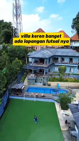keren parah ini villa ada lapangan futsal nya.kapasitas 60 org#villacisarua #villabogor #villapuncakbogor #villaviewgunung #familygathering 