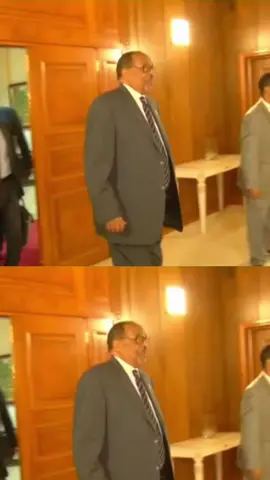 Xidhiidhka u dhexeeya Somaliland iyo Itoobiya waa mid muhiim ah oo siyaasad, dhaqaale iyo amniba leh. Waxa uu ku dhisan yahay dano wadaag ah oo ka soo bilowda juquraafi ahaan iyo istiraatiijiyad ahaan. Aan si faahfaahsan kuugu sharaxo: --- 1. Dhanka Juquraafi iyo Taariikh Somaliland iyo Itoobiya waa laba dal oo daris ah, waxayna wadaagaan xuduud dhaadheer. Taariikh ahaan, Itoobiya waxay ahayd dal aan badda lahayn, halka Somaliland leedahay xeeb istiraatiiji ah oo ku taalla Badweynta Hindiya (Berbera, Maydh, Lughaya iwm). Itoobiya mar walba waxay danaynaysay inay hesho marin bad si ay ganacsigeeda iyo badeecadaha uga dhoofiso. --- 2. Dhanka Ganacsiga iyo Dhaqaalaha Itoobiya waa dal ay ku noolyihiin dad badan oo ku tiirsan badeecadaha la soo dejiyo, sida shidaalka iyo alaabta kale. Dekedda Berbera ee Somaliland ayaa noqotay marin muhiim ah oo Itoobiya isticmaasho. Heshiisyo badan ayaa ka dhacay labada dhinac oo ku saabsan in Itoobiya isticmaasho Berbera iyo in waddooyin iyo kaabayaal la dhiso si sahlan loogu kala goosho. --- 3. Dhanka Siyaasadda iyo Amniga Inkasta oo Somaliland aysan weli helin aqoonsi caalami ah, Itoobiya waxay la yeelatay xidhiidh diblomaasiyadeed oo aan rasmi ahayn (Consulate Itoobiya ayaa ku taalla Hargeysa). Itoobiya waxay Somaliland ka taageertaa arrimaha amniga, gaar ahaan la dagaallanka argagixisada iyo xasilinta gobolka. Sidoo kale, Itoobiya waxay Somaliland u aragtaa xulafo muhiim ah oo ka caawisa ilaalinta xuduudaheeda bari. --- 4. Dhanka Heshiisyada Cusub Bilowga 2024, waxaa soo baxay warar waaweyn oo sheegaya in Itoobiya iyo Somaliland ay gaadheen heshiis ku saabsan isticmaalka dekedda Berbera, taas oo Itoobiya u ogolaanaysa inay hesho marin bad muddo dheer. Somaliland dhankeeda waxay rajaynaysaa in heshiisyadan ay horseedi karaan aqoonsi ama taageero diblomaasiyadeed oo ay Itoobiya ka hesho. Heshiiskan cusub ayaa sababay muran siyaasadeed oo weyn, maadaama dowladda Soomaaliya ka hor timid, kuna tilmaantay inay tahay mid sharci darro ah. --- 5. Mustaqbalka Xidhiidhka labada dhinac wuxuu ku xidhnaan doonaa sida ay u wajahaan danaha dhaqaale iyo siyaasadeed.