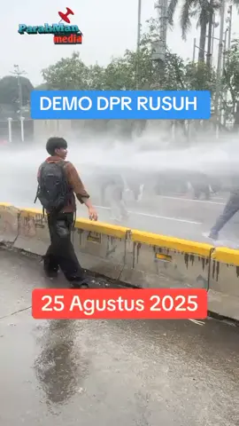RUSUHH aksi demo para mahasiswa dan aliansi masyarakat di gedung DPR/MPR RI jakarta dihalau oleh kepolisian ,dengan menyiramkan gas air mata water canon 25 agustus 2025 ... #demorusuh #demodpr #trending #fyp #beritanasional 