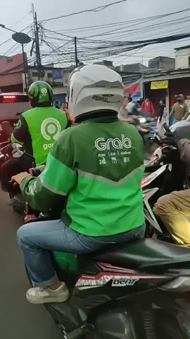 Dari DPR penuh sampe ke Petamburan 😫 Anak sekolah udh pda otw DPR kya nya 😫 #ulahpenguasajahanam 