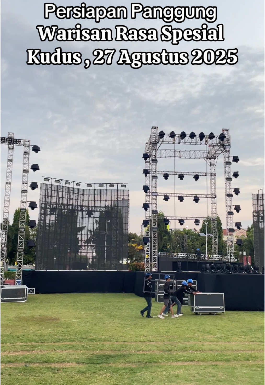 Prepare Stage dll untuk Konser Warisan Rasa Spesial Tuan Rumah di Kudus #kudus #ndxaka #alunalunkudus #kudus24jam #warisanrasa 