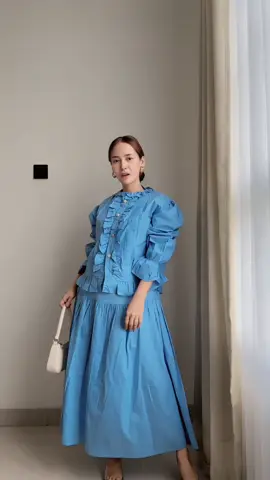 Ayucitra Oneset Freya ini elegan banget 🤍 ada detail ruffle di bagian dada yang bikin look ala kerajaan, manis tapi tetap classy 👑. Atasannya lengan panjang, jadi aman juga buat yang berhijab. Maxi skirt-nya jatuh cantik, adem, dan bahannya premium banget. Plus, skirt-nya bisa dipadu padan sama atasan lain, jadi sekali beli bisa dapat banyak gaya ✨ #onesetfreya #ootdhijabstyle #classylook #premiumoutfit #MissaylanTryOn