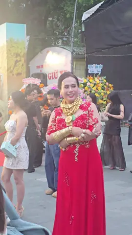 Cô Minh Hiếu đến sớm dự thảm đỏ Làm giàu với ma 2 #cominhhieu #lamgiauvoima2 #vutrusao 