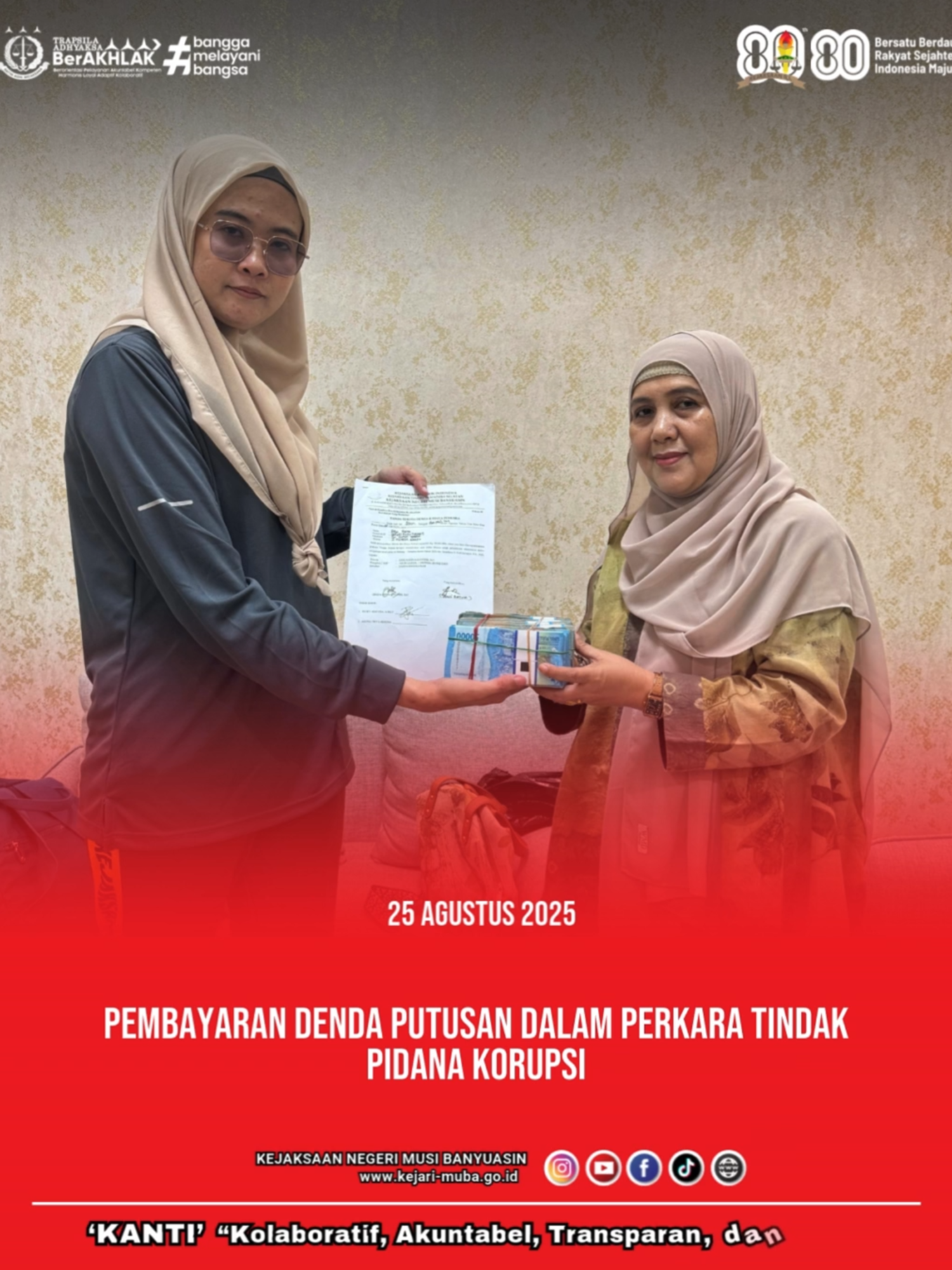Senin, 25 Agustus 2025, Pukul 13.00 Wib s.d selesai telah dilaksanakan Pembayaran Denda Putusan sebesar RP 50.000.000 (lima puluh juta rupiah) dalam Perkara Tindak Pidana Korupsi terkait pemalsuan buku atau daftar khusus untuk pemeriksaan administrasi dalam pengadaan tanah Jalan Tol Betung-Tempino Jambi tahun 2024, yaitu AM dan YH bertempat di Kejaksaan Negeri Musi Banyuasin. Bahwa kegiatan Penyerahan uang denda atas nama  YH dihadiri oleh : Kepala Seksi Tindak Pidana Khusus Bapak Firmansyah, S.H., Kepala Sub Seksi Penuntutan,Upaya Hukum, Eksekusi dan Eksaminasi Dhea Oina Savitri,S.H., Dwi Nurfa Reni, S.H., Keluarga YH, Penasehat Hukum AM. Terdakwa YH melalui Keluarga dan Terdakwa AM melalui Penasehat Hukum melakukan pembayaran denda setelah sebelumnya menyatakan menerima, dan mengakui semua perbuatan sebagai mana didalam putusan Pengadilan Negeri Kelas 1a Khusus Tindak Pidana Korupsi Palembang, atas hal tersebut Perkara Pasal 9 Jo. 15 Undang-Undang Tindak Pidana Korupsi yaitu Pemufakatan Jahat Dengan Sengaja Memalsu Daftar-Daftar Yang Khusus Untuk Pemeriksaan Administrasi Jalan Tol Betung Tempino Jambi, yang dengan telah inchract perkaranya, selanjutnya akan segera dilimpahkan perkara yang sama atas nama Tersangka KMS. AH. @kejaksaan.ri @kejatisumateraselatan #kejaksaanri #kejatisumateraselatan #kejarimuba #kemenpanrb #wbk2025 #kantikejarimuba #kejarimubakantimasyarakat