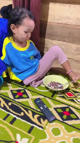 Sebelum turun sekolah sarapan dulu anak istimewa ku