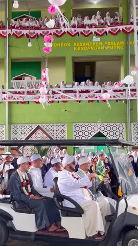 Masya Allah tabarakallah 😍😍 ahlan wasahlan selamat datang habib syech di pondok pesantren Dalam Pagar Kandangan 🥰😍 #ahlanwasahlan #habibsyechassegaf #ponpesdalpakandangan  #kandanganbersholawat  #4upage 
