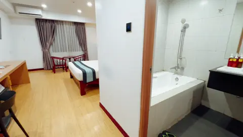 မိုးအေးလေးလေးမှာ smart Tvလေးကြည့်ပြီး @hotel Royal Vistaရဲ့ Roof Top Pool မှာ ရေကူးရင်း သူငယ်ချင်းတွေ နဲ့The Marion Roof TopBar မှာChill လို့ရနေပါပြီ😎😎😎#HotelRoyalVista