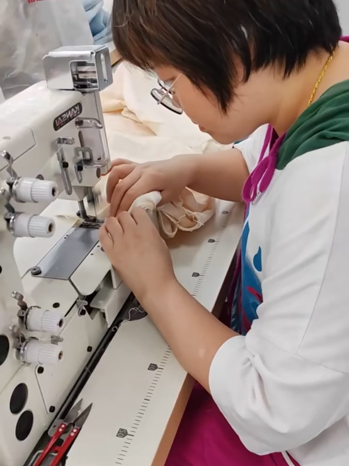 Professional Clothing Manufacturer High End Quality for Fashion Brands . MOQ 50pcs per style⁠  . ☎𝗪𝗵𝗮𝘁𝘀𝗔𝗽𝗽: ➕8⃣6⃣1⃣8⃣9⃣2⃣2⃣5⃣1⃣2⃣5⃣8⃣9⃣ 💌𝗰𝗼𝗻𝘁𝗮𝗰𝘁@𝗮𝘂𝘀𝗰𝗵𝗮𝗹𝗶𝗻𝗸.𝗰𝗼𝗺   #patternmaker #fashiondesigner #americanmade #clothingbrand #madeinamericafestival #clothingmaker #garmentmanufacturer #garmentmanufacturing #pattermaking #domesticfashion #activewear #sportswear #miqiapparel #fashionfactory #garmentfactory #clothingfactory #partnerup #samplemaking #apparelfactory #apparelmanufacturing