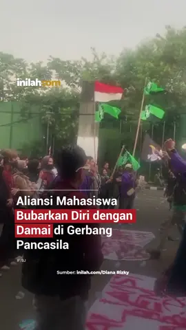 Aliansi mahasiswa tampak menyanyikan lagu “Darah Juang” di depan pintu Gerbang Pancasila, Gedung DPR/MPR, Senayan, Jakarta Pusat, Senin (25/8/2025). Mereka juga tampak membentangkan banner berisi pesan dan tuntutan kepada anggota DPR RI yang berisi desakan pengesahan RUU Perampasan Aset hingga penghapusan seluruh tunjangan anggota dewan. Usai itu, seluruhnya tampak balik badan membubarkan diri dengan damai. - Selengkapnya kunjungi website dengan klik link di bio atau download aplikasi di AppStore dan Google Play Store. #InilahNews #AksiDemonstrasi #GedungDPR #DPR #Demonstran    