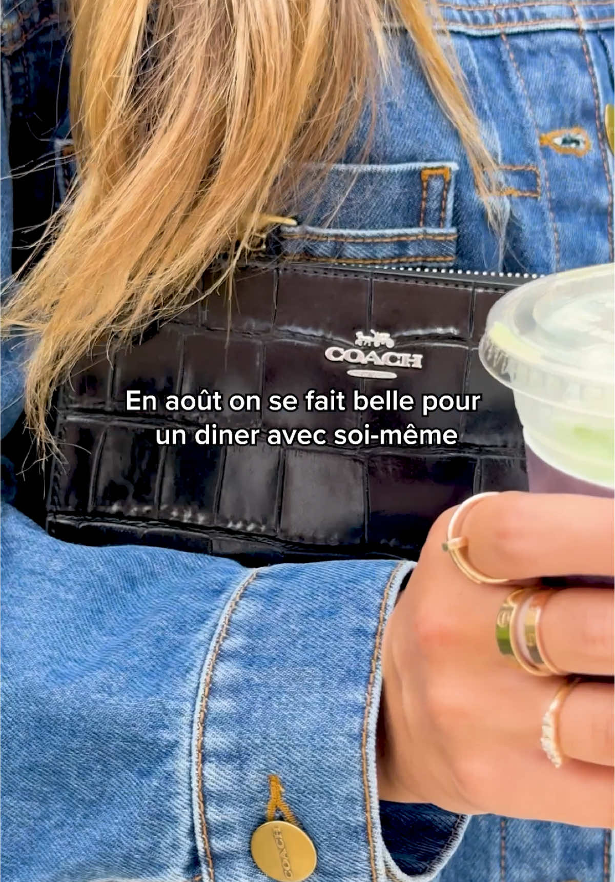 Note à soi-même : on est jamais seul avec son Nolita 💗✨ #CoachNY #NolitaShoulderBag #DateEnSolo 