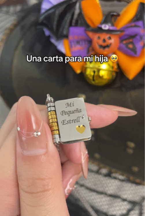 Ella está creciendo rápido... Así que le escribí algo que puede llevar para siempre #momanddaughter #booknecklace #giftideas #Love #fyp