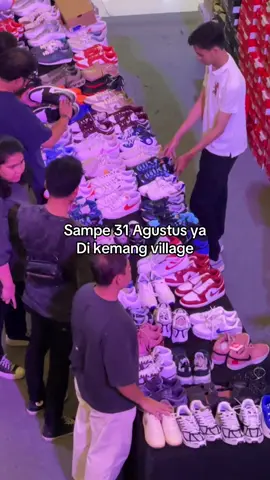 Guys ternyata di jakarta juga ada!!! Nike warehouse sale BUY 1 GET 1 FREE di KEMANG VILLAGE sampe 31 agustus juga‼️‼️‼️  All items bisa campur semua bebas pilih. Dijamin original jg soalnya dr PT Giordano Indonesia acaranya.  #tiktok #fyp #viral #like #fypシ゚  