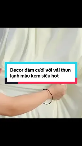 Vải thun lạnh màu kem đã về màu hot của năm 2025, decor background đám cưới hay tiệc sinh nhật các sự kiện sân khấu đều phù hợp và hoàn hảo.
