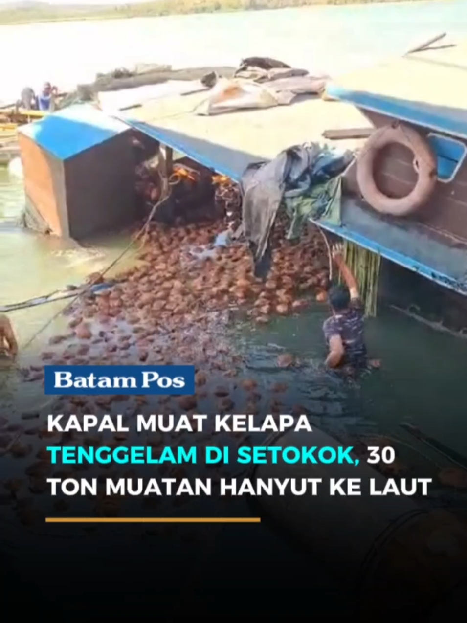 Kapal motor (KM) Senang Hati 68 yang mengangkut puluhan ton kelapa tenggelam di Perairan Setokok, Bulang, Kota Batam, pada Senin (25/8) dini hari. Kapal tersebut karam setelah bagian bawah bodinya bocor akibat menabrak pancang bekas tiang pelabuhan saat air laut surut. Kapten kapal, Sapriyadi (68), menceritakan kapal yang ia tumpangi bersama dua anak buah kapal (ABK) itu berangkat dari Nipah Panjang, Jambi, pada Sabtu (23/8). Mereka menuju Batam untuk mengantarkan muatan kelapa ke Pelabuhan Golden Fish, Jembatan 2 Barelang, Setokok. “Kami sampai sekitar pukul delapan malam, Minggu (24/8), dan langsung sandar. Tapi karena tidak ada buruh yang bisa bantu bongkar muatan malam itu, kami putuskan menunggu sampai pagi,” ujar Sapriyadi saat ditemui di lokasi kejadian. Sapriyadi menuturkan, kapal mereka bersandar saat kondisi air sedang pasang. Ia dan dua ABK memutuskan untuk beristirahat secara bergantian sambil menunggu waktu bongkar muatan. “Ini juga pertama kalinya kami mendarat di pelabuhan ini. Biasanya kami bongkar di Pelabuhan Yudi atau di Bagan Piayu,” tambahnya. Namun sekitar pukul 03.00 WIB, kapal mulai terasa miring. Sapriyadi yang tengah beristirahat kaget saat melihat air masuk ke bagian belakang kapal. “Kami sudah coba keluarkan air dengan mesin, tapi tidak ada perubahan. Air terus masuk,” ucapnya. Reporter : Eusebius Sara #breakingnews #kapaltenggelam #kelapa #setokok 