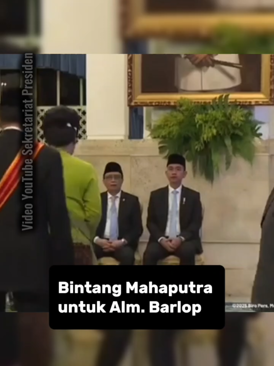 Presiden Prabowo menganugerahkan Bintang Mahaputra Adipurna untuk almarhum Baharuddin Lopa. Penghargaan diterima oleh ahli warisnya di Istana Negara, Senin 25 Agustus 2025. Lopa dikenang sebagai penegak hukum berintegritas dan pejuang keadilan bangsa. #BintangMahaputra #Barlop #PrabowoSubianto #PenghargaanNegara #indonesia 