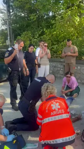 🚨 O clipă putea să schimbe totul, dar s-a transformat într-o șansă la viață. În urma strigătului disperat al unei femei, jandarmii argeșeni au intervenit imediat. ⏳ Secunde care fac diferența. Un bărbat aflat în stop cardiac a fost resuscitat chiar înainte ca ambulanța să ajungă. Astăzi trăiește datorită lor. ❤️