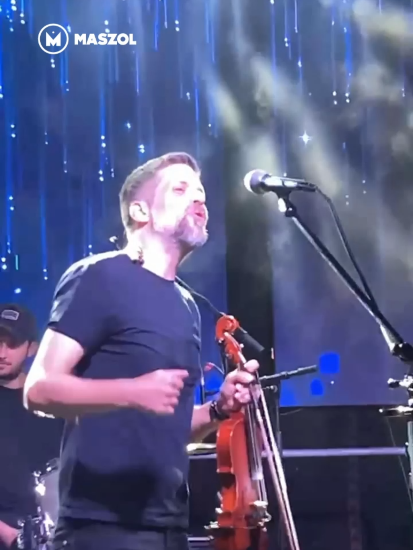 ❤️Szabó Balázs ismét szívének egy igencsak kedves helyen, a kincses városban koncertezett. A Kolozsvári Magyar Napok keretében találkoztunk, és Erdélyhez fűződő különleges kapcsolata mellett az egy szál gitár-előadóestekről, nagyszínpadról, ösztönösségről, valamint édesapja órájáról mint egy egész univerzumról beszélgettünk.🫶 #Maszol #Erdély #KolozsváriMagyarNapok #interjú #SzabóBalázs #zene