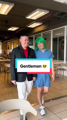 Seorang gentleman tidak perlu menunjuk, cukup dengan tindakan. 😎#rumahmakanindo #fyp #malaysiatiktok #viral #sarawaktiktok 