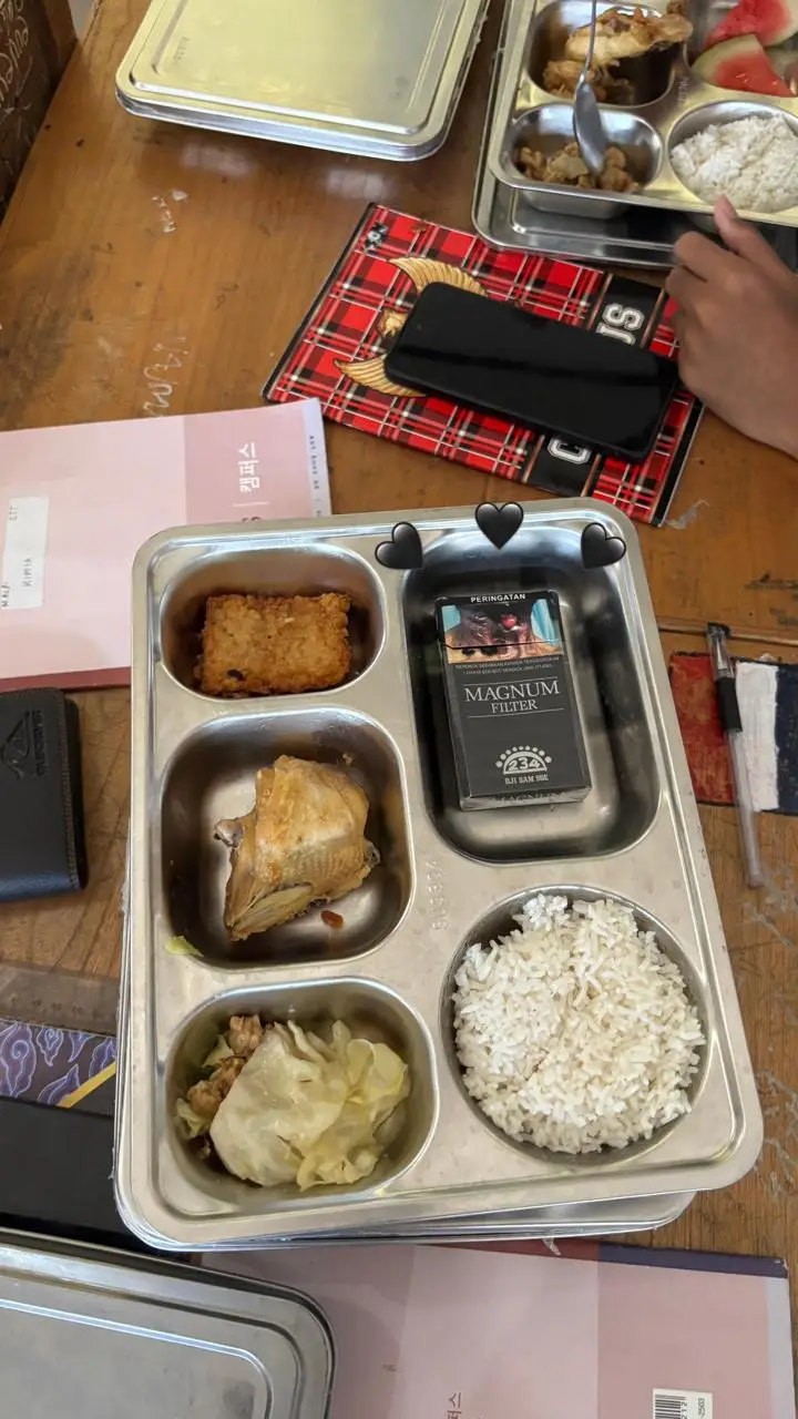 cara membuat martabak manis Bahan-bahan: - 250 gram tepung terigu - 1/2 sendok teh baking powder - 1/2 sendok teh garam - 1/4 sendok teh baking soda - 200 ml air - 1 butir telur - 1 sendok makan gula pasir - Mentega atau butter untuk olesan Bahan topping: - Meises (chocolate chip) - Kacang tanah - Keju parut - Butter atau margarin Cara membuat: 1. Campur tepung terigu, baking powder, garam, dan baking soda dalam wadah. 2. Tambahkan air, telur, dan gula pasir. Aduk rata. 3. Panaskan cetakan martabak dengan api sedang. 4. Tuang adonan ke dalam cetakan, tutup cetakan. 5. Tunggu sampai adonan matang dan muncul pori-pori. 6. Olesi mentega atau butter pada permukaan martabak. 7. Tambahkan topping sesuai selera (meises, kacang tanah, keju parut). 8. Lipat martabak menjadi dua bagian. 9. Sajikan hangat dan nikmati! Selamat mencoba! 🍴 #mbg #fyp #beranda #magnumfilter 