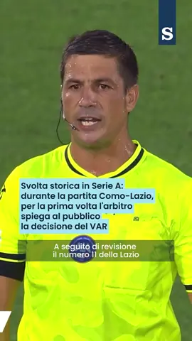 Durante la partita di Serie A maschile Como-Lazio, l’arbitro Gianluca Manganiello di Pinerolo ha spiegato a tutto lo stadio una decisione presa con il VAR: è la prima volta che accade nel campionato italiano. Video @dazn_it #comolazio #var #seriea