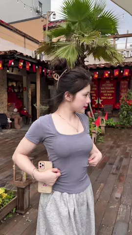 Thun nữ cổ vuông