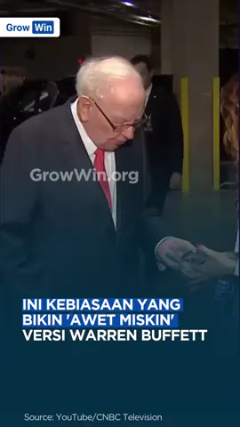 Meski miliarder, Warren Buffett tetap hidup sederhana dan hemat. Ia percaya banyak orang gagal membangun kekayaan bukan karena kurang pintar, tapi karena kebiasaan buruk dalam mengelola uang. Dari utang berbunga tinggi, mobil baru yang cepat turun nilai, hingga gaya hidup konsumtif seperti makan di restoran mahal atau beli gadget trendi tanpa perlu, semua itu bisa jadi jebakan finansial. Menurut Buffett, kaya itu bukan soal mengejar barang mewah, tapi soal disiplin, kesabaran, dan kebiasaan finansial yang sehat. Prinsipnya, jauhi utang konsumtif, berhenti membuang uang di lotere, dan jangan mudah tergoda skema kaya instan. Kalau pola hidup sederhana dipadukan dengan investasi jangka panjang, hasilnya jauh lebih besar daripada sekadar pamer gaya hidup. Source: CNBC Indonesia Video: YouTube/CNBC Television __ Follow @growwinid untuk update terbaru seputar berita bisnis, teknologi, dan berbagai insight menarik! Kunjungi growwin.org untuk akses 1800+ modul pembelajaran bisnis berbagai bidang #investasi #uang #bisnis