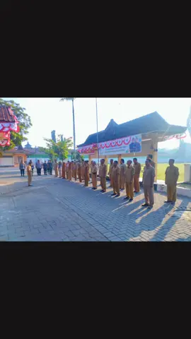 Polsek Kretek bersama pemerintah kelurahan Donotirto melaksanakan giat apel pagi bersama dilanjutkan kenal pamit Bhabinkamtibmas Kelurahan Donotirto dari pejabat lama Ipda Sri Sukamto ke Brigadir Wahyu TP yang akan mengemban tugas sebagai Bhabinkamtibmas yang baru di kelurahan Donotirto. Selamat menikmati masa purna tugas Ipda Sri Sukamto, Terimakasih atas semua jasamu yang telah engkau berikan kepada Polri dan kelurahan Donotirto sebagai Bhabinkamtibmas. #polsekkretek #polresbantul #poldadiy #fypシ゚ #melayani 