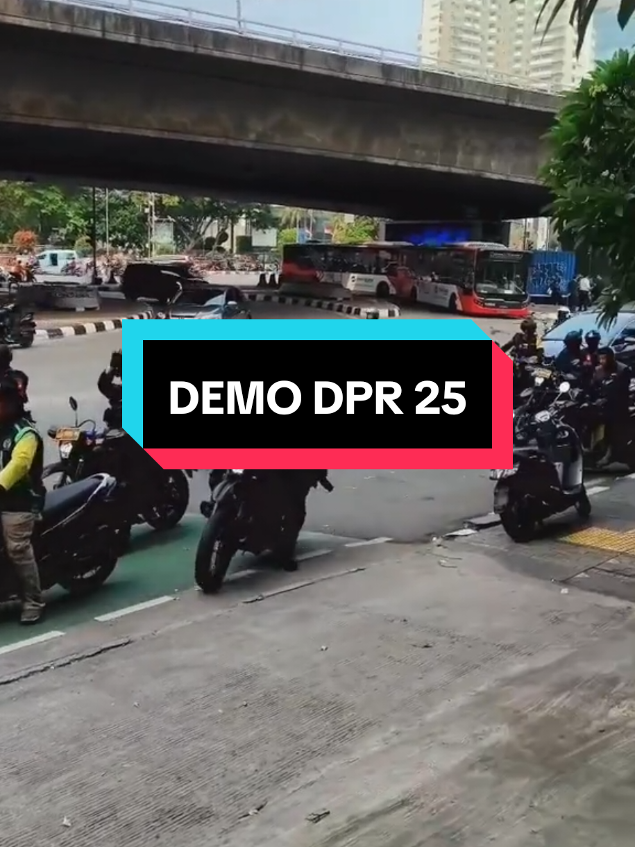 udah chaos di palmerah..  #demo25agustus2025digedungdprjakarta #demo 