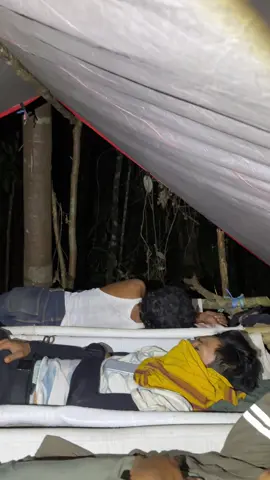 Jagain orang tidur lagi dihutan#camping #hutankalimantan 