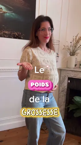 Le poids de la grossesse ? Perdre le poids qu’on a pris enceinte n’est pas toujours facile, mais ce poids là a été nécessaire pour faire votre beau bébé ! 🐣 Voilà où sont partis vos kilos : le bébé, le liquide amniotique, le surplus de sang, le placenta, les fabriques à lait (les seins !), l’utérus, le liquide interstitiel et … le gras ! Le gras on a tendance à ne pas l’aimer mais il va être source d’acides gras essentiels pour le développement de bébé et surtout son cerveau !  Donc ne t’inquiète pas @louloukitchen_  avec tes supers recettes tu retrouveras ton poids d’avant ! #grossesse #postpartum #accouchement #maman  