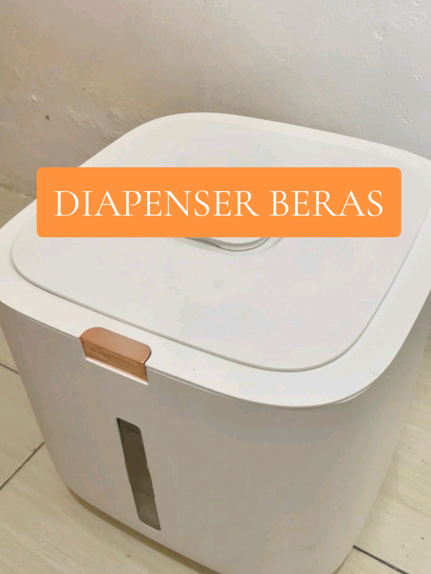 #dispenser  #tempatberas  #wadahberas  #penyimpananberas  #dispenserberas  Dispenser beras adalah wadah atau kotak khusus untuk menyimpan beras yang dirancang agar penyimpanan lebih rapi, higienis, dan praktis. Alat ini biasanya kedap udara untuk menjaga beras tetap segar dan bebas dari serangga serta kelembapan, dilengkapi dengan mekanisme pengeluaran otomatis (misalnya tombol tekan) dan gelas pengukur untuk memudahkan pengambilan takaran beras.  Fungsi dan Keunggulan Dispenser Beras: Menjaga Kualitas Beras: Desainnya yang kedap udara dan tertutup rapat melindungi beras dari debu, serangga, jamur, dan kelembapan, sehingga beras tetap awet dan tidak berkutu.  Praktis dan Higienis: Memudahkan proses pengambilan beras dengan mekanisme tekan otomatis, sehingga tidak perlu membuka wadah secara manual dan mencampuri beras dengan tangan.  Pengukuran Tepat: dilengkapi dengan cangkir pengukur (gelas takar) yang membantu menakar jumlah beras yang dibutuhkan setiap kali akan digunakan.  Penyimpanan Rapi: Desainnya yang elegan dan tertata membantu mempercantik dapur serta menghemat ruang penyimpanan.  Bahan Aman: Umumnya terbuat dari material plastik food-grade yang aman dan tidak beracun untuk menyimpan bahan makanan.  Kemudahan Penggunaan: Bukaan lebar di bagian atas memudahkan pengisian beras, sementara desain bagian dalam yang miring membantu beras keluar dengan mudah saat dikeluarkan. 