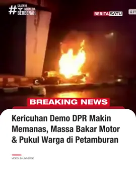 Kericuhan demo DPR makin meluas hingga ke daerah Petamburan, Jakarta Pusat pada Senin (25/8/2025). Massa membakar 2 motor yang diduga milik warga di dekat Halte Transjakarta Petamburan. Selain itu, aksi pemukulan kepada warga diduga dilakukan oleh oknum massa pendemo. Ikuti berita selengkapnya di Beritasatu TV, BeritaSatu.com, & YouTube BeritaSatu! #DemoDPR #DPRRI #Kericuhan #NurulArifin #SaatnyaIndonesiaBerbenah #BeritaSatu