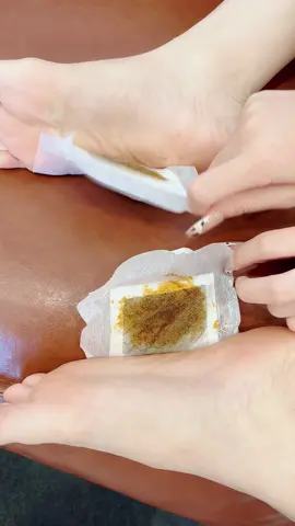 I'm.... I don't even know what to say. These foot detox paads are insane... and gross! #detox #detoxpatch #footpads #cleansingfootpads #detoxfootpad #detoxcleanse #toxins #detoxfootpads #detoxpads #footdetox#TikTokShop#LoveAtFirstFind #spotlightfinds 