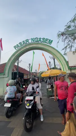 kalo ke jogja galupa mampir ke sini buat sarapan pagi😍 #jogja #pasarngasem #fyp 