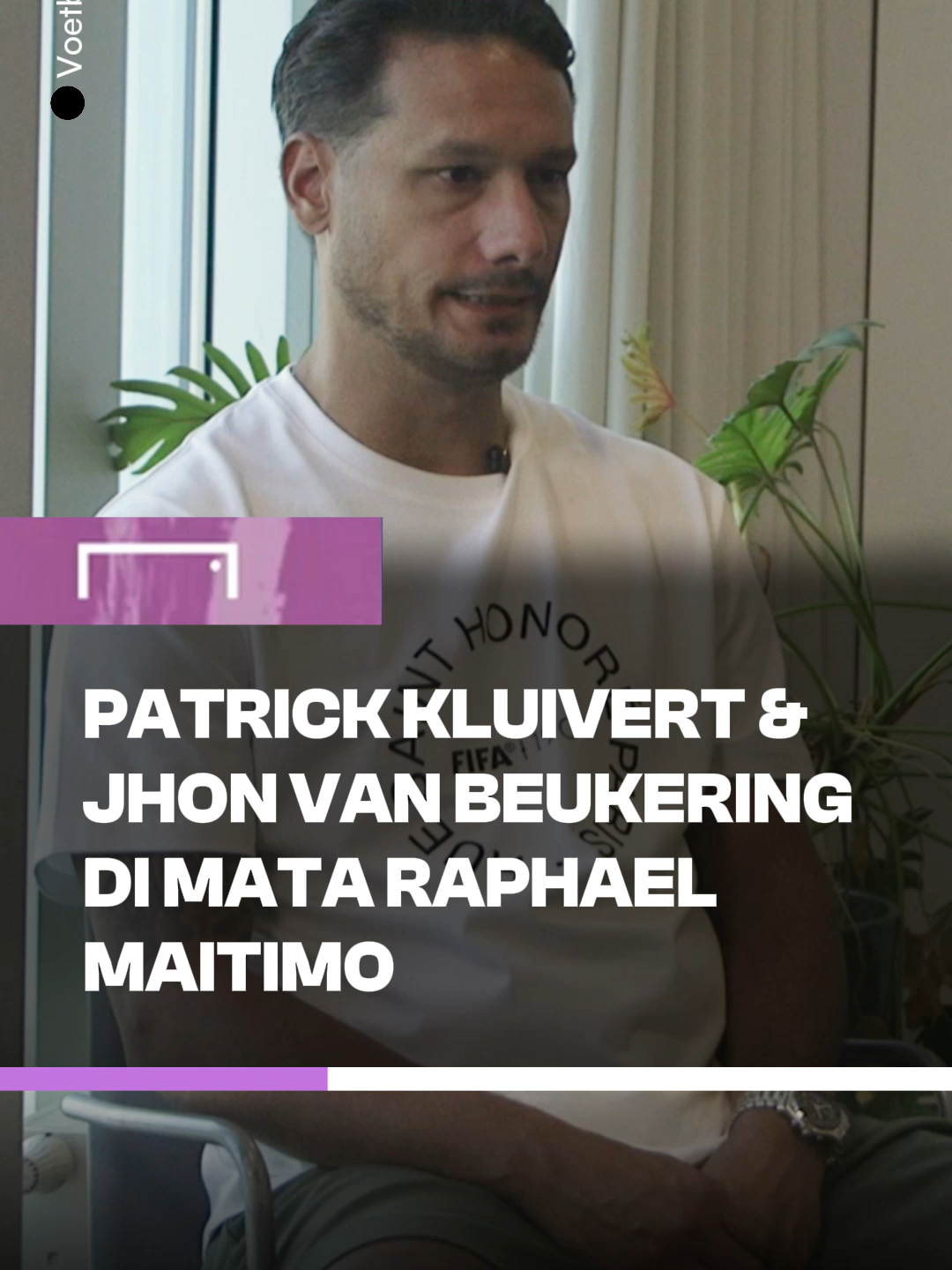 Raphael Maitimo menyoroti kiprah dua sosok mantan striker: Patrick Kluivert dan Jhon van Beukering. 👀Setuju dengan komentarnya? 💬