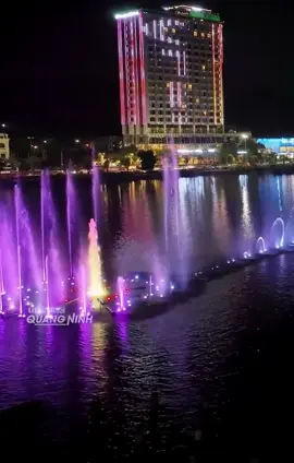 Show nhạc nước + dù bay tại Hạ Long vào 30/8 . Quá đẹp 😍 #halong #nhacnuoc #baichay 