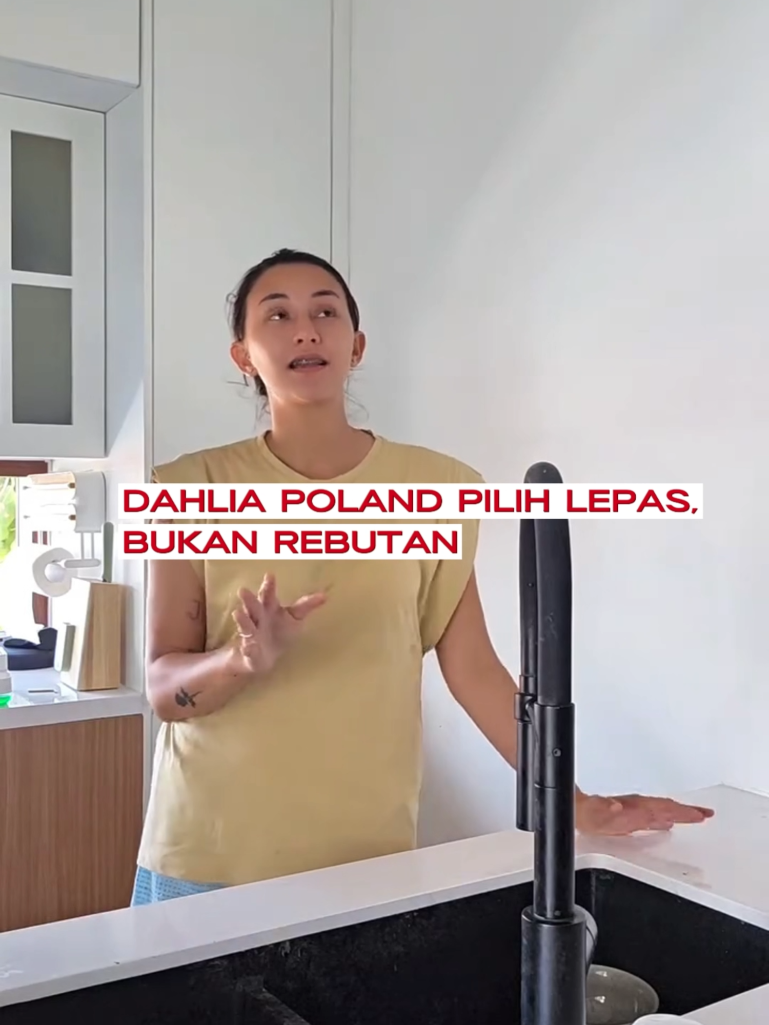 Dahlia Poland Pilih Lepas, Bukan Rebutan. Di tengah hiruk-pikuk dunia hiburan yang sering mempertontonkan drama perpisahan penuh hujatan, sengketa harta, dan perebutan anak, muncul satu sikap yang justru menyejukkan, Dahlia Poland memilih jalan yang berbeda. #dahliapoland #fandychristian #selebritis