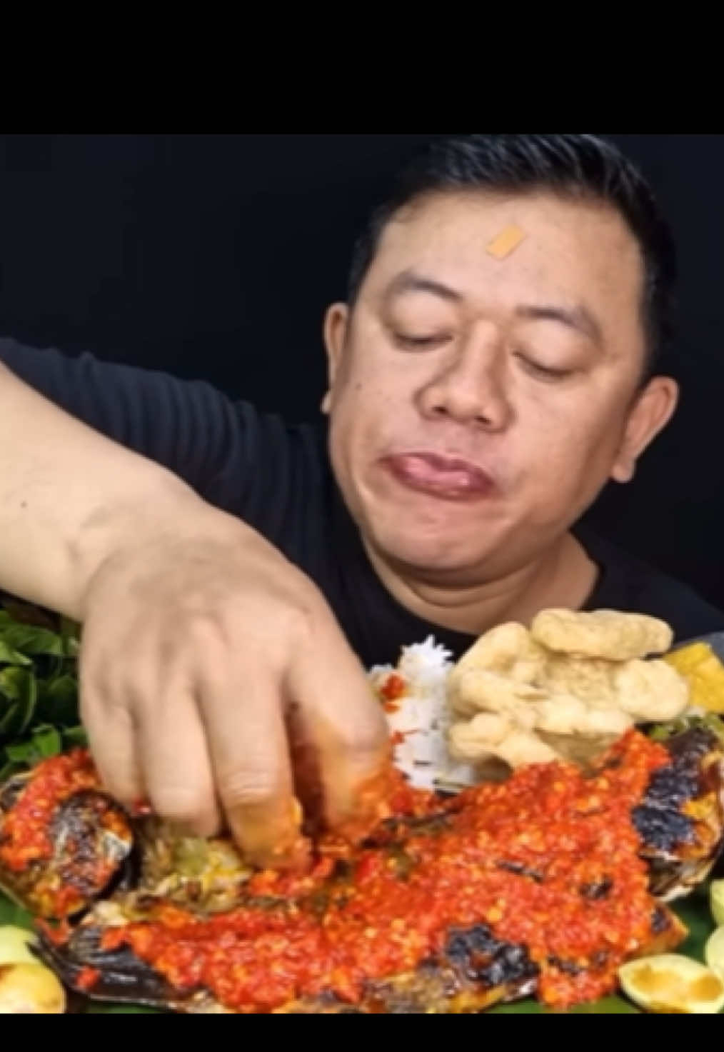 Mukbang Ikan bakar nila sambel pedas dengan tumis genjer dan lalapan jengkol mentah siap bikin ngiler kalian semua (Yt: Wilujeng Tuang) #bikinngiler #makanpedas #mukbangvideo #mukbangeatingshowtiktok #fyp 