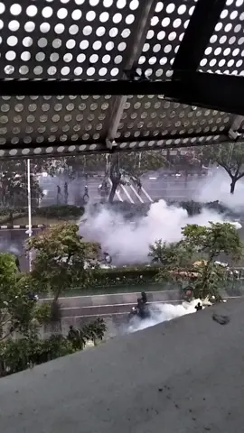 sampe nangis aing kena efek gas air mata 😭 #demo