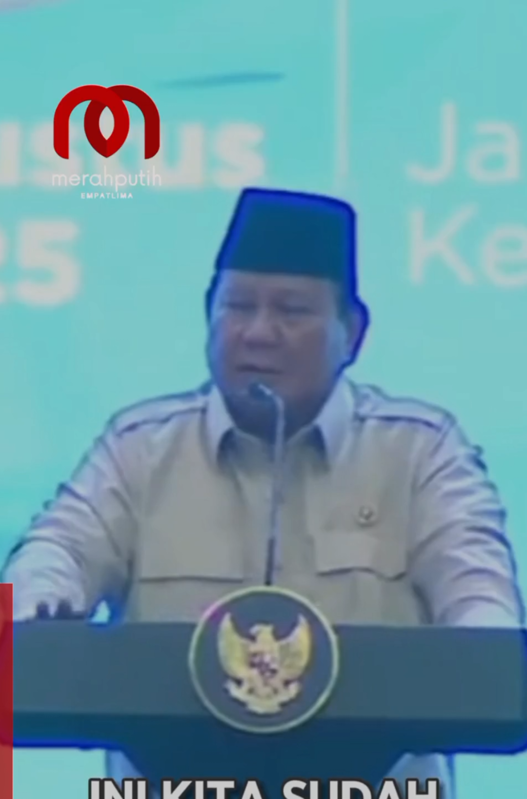 Prabowo: Pendidikan Harus Dibangun Menyeluruh, Tak Bisa Bertahap Presiden Prabowo Subianto menegaskan perlunya perbaikan menyeluruh pada sistem pendidikan nasional, mulai dari sekolah dasar hingga perguruan tinggi. Menurutnya, Indonesia tidak memiliki banyak waktu karena negara-negara lain tengah berlomba meningkatkan mutu pendidikannya. Dalam pengarahan kepada guru dan kepala Sekolah Rakyat di JI-Expo Kemayoran, Jakarta (22/8/2025), Presiden menekankan bahwa peningkatan kualitas pendidikan tidak boleh dilakukan secara bertahap atau terbatas.  “Tidak bisa kita hanya mulai dari 10 sekolah lalu ditambah sedikit demi sedikit. Dunia bergerak cepat, kita tidak boleh tertinggal,” ujarnya. Selain mutu pendidikan, Prabowo juga menyoroti persoalan pengelolaan anggaran yang rawan kebocoran. Ia meminta agar dana pendidikan digunakan secara bersih, transparan, dan tepat sasaran sehingga manfaatnya benar-benar dirasakan hingga ke daerah. Prabowo menegaskan pendidikan adalah strategi kunci dalam menyiapkan generasi penerus bangsa yang mampu mengelola kekayaan nasional dan membawa Indonesia bersaing di tingkat global. Sumber : presidenri.go.id, Sekretariat Kabinet #merahpth45 #quickwins #programprioritas #astacita #pendidikan