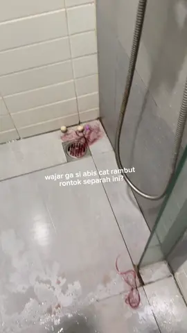 kita sok ide cat rambut di rumah, bleachingnya cuma 1x  langsung ditimpa merah tapi pas bilas kedua ini rontok bgt. Jujur ada bgt paniknya…. #fyp #viral 