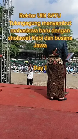Pembukaan acara Pengenalan Budaya Akademik dan Kemahasiswaan UIN Sayyid Ali Rahmatullah Tulungagung berlangsung sejuk dengan pembacaan sholawat Nab yang dipimpin oleh Rektor Prof. Dr. Abd. Aziz, M. Pd. I #pbakuinsatu2025  #uinsatutulungagung 