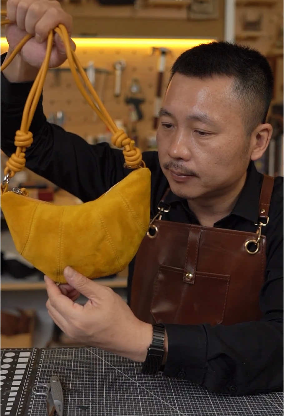 The charm of croissant lies in its fashionable and comfortable feeling, which is a must-have for fashion people.