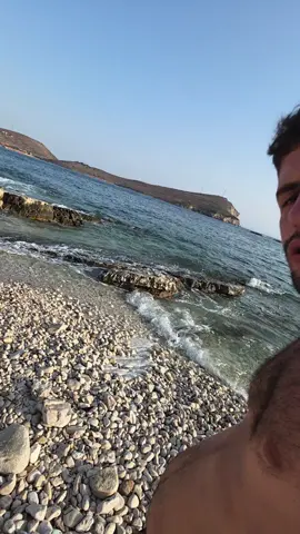 Porto Palermo 🏰 🏖🍃🧳✈️🚇👣🚤⛵️🐢🏡🪴 Aventurat e Julit është një emision origjinal nga Juli, ku ndërthurren udhëtimet me kosto të ulët, autostop, ecja në këmbë, eksplorimi i zonave të panjohura dhe eksperienca të tjera udhëtimi në një tregim mediatik online. Shikim të këndshëm dhe faleminderit për mbi 600.000 ndjekës në 4 platforma dhe mbi 15 milion shikime në muaj 😊 Faqe që mund t'ju duhen:  🏖 @village_rooms_borsh - Dëshiron të udhëtosh në Borsh? Shkruaj tek kjo faqe dhe rezervo një dhomë plazhi.  🏡 @toka.realestate - Toka & shtëpi të lira në Shqipëri. ✈️ @10euro.travel - Për biletat dhe paketat më ekonomike të udhëtimit, avione, guida, paketa turistike të çdo lloji.  🦷 @toothandtravel.albania - Turizëm dentar në Shqipëri, eja për pushime, rregullo dhe buzëqeshjen.  🪙 @makineta.al - Bli makineta shitëse automatike direkt nga Italia, vendosi diku, shesin vetë 24 orë në ditë.  📲 @secrethashtag.al - Menaxhim rrjetesh sociale & reklama. Bëj dallimin nga konkurenca.  🚐 @rv.campers.albania - Bli kamperin e ëndërrave me çmim ekonomik. #aventuratejulit #udhëtim #shqiperianekembe #albania #borsh 