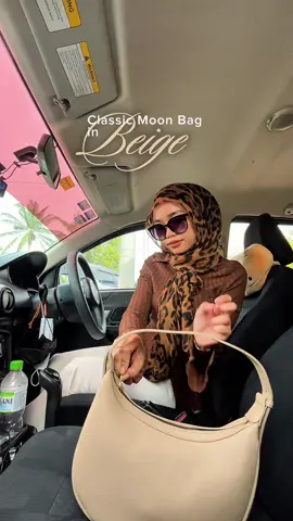 brown theme outfit 🤎 and of course matching bag from Bonstanten. looks small but banyak boleh sumbat actually, handcarry > shoulder > sling bag 😍  #sayierareview #bonstanten #handbag  #outfitideas #fyp 