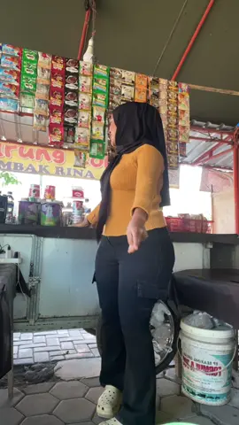 Yg dari kemaren tanya celanaku ,ada kerkun ya ,, q BB64 pake uk 33 ya …