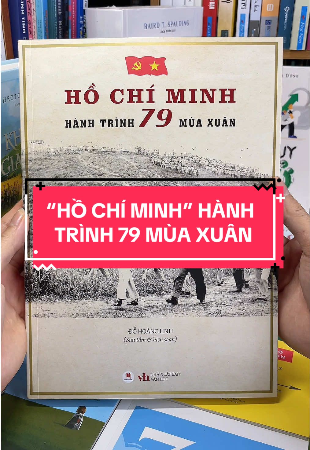 Hồ Chí Minh – Hành Trình 79 Mùa Xuân: Cuộc đời vĩ đại của vị Cha già dân tộc. “Hồ Chí Minh – Hành Trình 79 Mùa Xuân” không chỉ là một cuốn sách, mà là bức tranh sống động và đầy cảm xúc về cuộc đời giản dị nhưng vĩ đại của Chủ tịch Hồ Chí Minh. Tác phẩm được viết như một câu chuyện liền mạch, dẫn dắt người đọc đi qua từng dấu mốc lịch sử: từ tuổi thơ, bước chân ra đi tìm đường cứu nước, những năm tháng bôn ba đầy gian khổ, đến thời khắc lãnh đạo dân tộc đứng lên chống thực dân – đế quốc, xây dựng đất nước và cả những ngày cuối đời thanh bạch của Người. Điều đặc biệt, cuốn sách không khô khan như những tư liệu sử, mà được thổi hồn bằng hơn 140 bức ảnh tư liệu quý hiếm cùng những hồi ức từ chính Bác, các đồng chí, thư ký, bảo vệ… Tất cả đã khắc họa một Hồ Chí Minh vừa là lãnh tụ thiên tài, vừa là con người đời thường, giản dị và gần gũi. Đây không chỉ là cuốn sách để đọc, mà còn là cuốn sách để chiêm nghiệm, để tự hào, để truyền lửa cho thế hệ hôm nay và mai sau – về một tấm gương sáng ngời của lý tưởng, lòng yêu nước và tinh thần bất khuất. Nếu bạn muốn lưu giữ giá trị vĩnh hằng của dân tộc và truyền lại cho con cháu mai sau, thì “Hồ Chí Minh – Hành Trình 79 Mùa Xuân” chính là cuốn sách không thể bỏ qua.#tiemsachbinhyen #sach #sachhay #BookTok #hochiminhhanhtrinh79muaxuan 