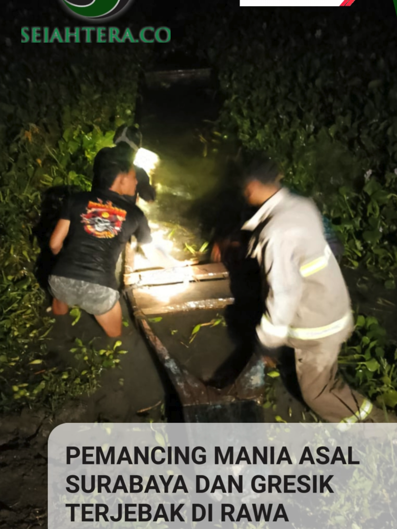 Pemancing Mania Asal Surabaya dan Gresik Terjebak di Rawa Lamongan Lima orang pemancing asal Surabaya dan Gresik berhasil dievakuasi dalam keadaan selamat setelah perahu yang mereka gunakan tenggelam saat hendak pulang dari pemancingan di area rawa di Desa Siman, Kecamatan Sekaran, Kabupaten Lamongan, Minggu (24/8/2025) malam. Kelima pemancing mania yakni, Slamet Suroso (43), Agus Hariyanto (48) dan Moh Irgham Nuramin (57). Ketiganya warga Tambak Sari Surabaya. Kemudian Mohamad Ismieq (55) warga Desa Kembangan Kecamatan Kebomas Kabupaten Gresik dan dan Dicky Mahendra Widyanata (41) warga Desa Gayungan Kecamatan Gayungan Kabupaten Gresik. BACA SELENGKANYA :  https://sejahtera.co/2025/08/25/pemancing-mania-asal-surabaya-dan-gresik-terjebak-di-rawa-lamongan-begini-kondisinya/ #yp #yppppppppppppppppppppppp #lamongan #lamongan24jam #lamonganpopuler #lamonganupdate #lamonganmegilan #lamonganbagiankidul